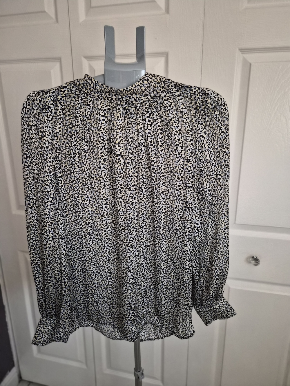 H&M Black and White Abstract Print Long Sleeve Blouse